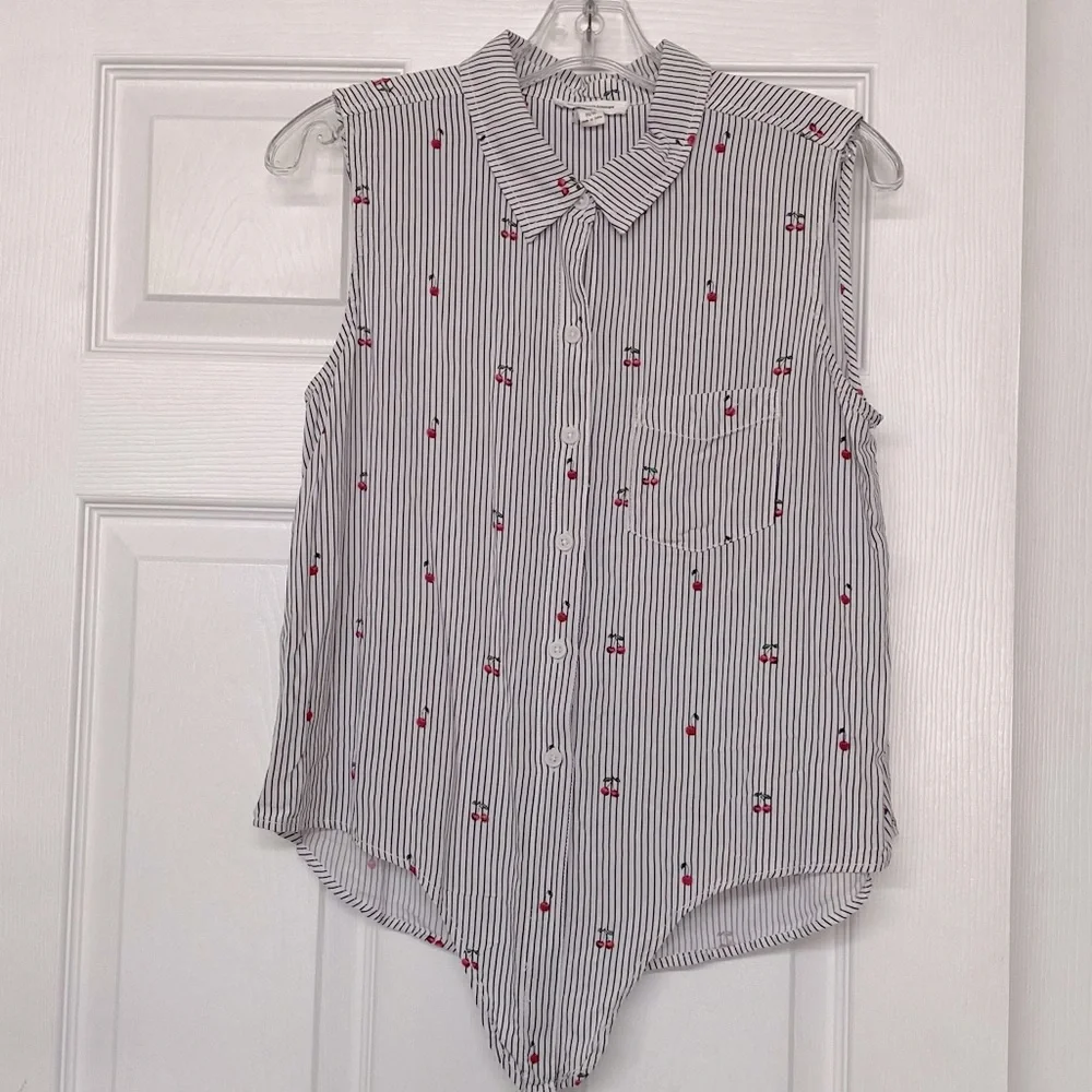 Beachlunchlounge Novelty Cherry Print Button Front Tie Front Sleeveless Top Sz M